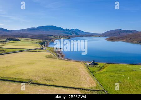 Drone sparare su Kyle of Durness con Beinn Spionnaidh in background durante la giornata autunnale brillante nelle Highlands occidentali della Scozia - NC500 Route Foto Stock