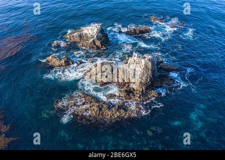 Un'immagine aerea di droni delle famose rocce di foche a Laguna Beach è un luogo di immersioni subacquee preferito e sede di molti leoni marini. Foto Stock