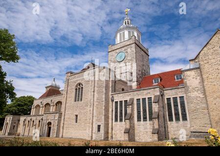 Cattedrale di Portsmouth illuminata dal sole estivo. Foto Stock