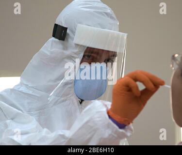 Un medico dell'esercito degli Stati Uniti ha tamponato un membro dello staff per il virus COVID-19 presso la Residential Plaza for Eolders a Blue Lagoon il 9 aprile 2020 a Miami, Florida. Foto Stock