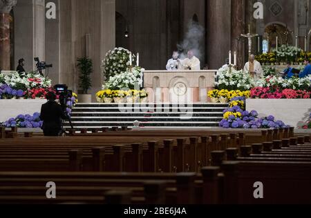 Washignton, Stati Uniti. 12 aprile 2020. L Arcivescovo di Washington Wilton Daniel Gregory (C) tiene la messa di Pasqua ad una congregazione virtuale presso la Basilica del Santuario Nazionale dell Immacolata Concezione, a Washington, DC, domenica 12 aprile 2020. L'Arcidiocesi di Washington DC ha chiuso la Basilica al pubblico e ha trasmesso in diretta la messa a causa della pandemia del coronavirus COVID-19. Foto di Kevin Dietsch/UPI Credit: UPI/Alamy Live News Foto Stock