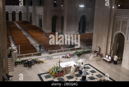 Washignton, Stati Uniti. 12 aprile 2020. L Arcivescovo di Washington Wilton Daniel Gregory (C) tiene la messa di Pasqua ad una congregazione virtuale presso la Basilica del Santuario Nazionale dell Immacolata Concezione, a Washington, DC, domenica 12 aprile 2020. L'Arcidiocesi di Washington DC ha chiuso la Basilica al pubblico e ha trasmesso in diretta la messa a causa della pandemia del coronavirus COVID-19. Foto di Kevin Dietsch/UPI Credit: UPI/Alamy Live News Foto Stock