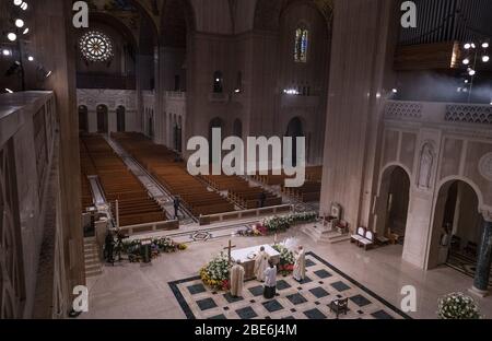 Washignton, Stati Uniti. 12 aprile 2020. L Arcivescovo di Washington Wilton Daniel Gregory (C) tiene la messa di Pasqua ad una congregazione virtuale presso la Basilica del Santuario Nazionale dell Immacolata Concezione, a Washington, DC, domenica 12 aprile 2020. L'Arcidiocesi di Washington DC ha chiuso la Basilica al pubblico e ha trasmesso in diretta la messa a causa della pandemia del coronavirus COVID-19. Foto di Kevin Dietsch/UPI Credit: UPI/Alamy Live News Foto Stock