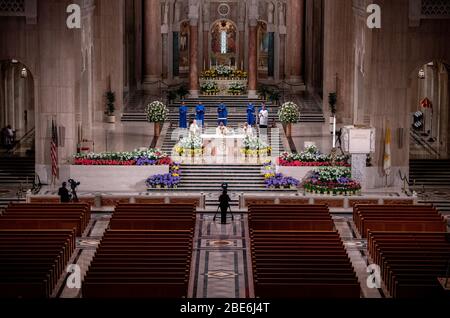 Washignton, Stati Uniti. 12 aprile 2020. L Arcivescovo di Washington Wilton Daniel Gregory (C) tiene la messa di Pasqua ad una congregazione virtuale presso la Basilica del Santuario Nazionale dell Immacolata Concezione, a Washington, DC, domenica 12 aprile 2020. L'Arcidiocesi di Washington DC ha chiuso la Basilica al pubblico e ha trasmesso in diretta la messa a causa della pandemia del coronavirus COVID-19. Foto di Kevin Dietsch/UPI Credit: UPI/Alamy Live News Foto Stock