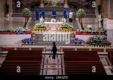 Washignton, Stati Uniti. 12 aprile 2020. L Arcivescovo di Washington Wilton Daniel Gregory (C) tiene la messa di Pasqua ad una congregazione virtuale presso la Basilica del Santuario Nazionale dell Immacolata Concezione, a Washington, DC, domenica 12 aprile 2020. L'Arcidiocesi di Washington DC ha chiuso la Basilica al pubblico e ha trasmesso in diretta la messa a causa della pandemia del coronavirus COVID-19. Foto di Kevin Dietsch/UPI Credit: UPI/Alamy Live News Foto Stock