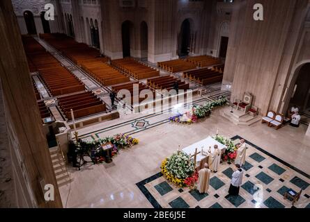 Washignton, Stati Uniti. 12 aprile 2020. L Arcivescovo di Washington Wilton Daniel Gregory (C) tiene la messa di Pasqua ad una congregazione virtuale presso la Basilica del Santuario Nazionale dell Immacolata Concezione, a Washington, DC, domenica 12 aprile 2020. L'Arcidiocesi di Washington DC ha chiuso la Basilica al pubblico e ha trasmesso in diretta la messa a causa della pandemia del coronavirus COVID-19. Foto di Kevin Dietsch/UPI Credit: UPI/Alamy Live News Foto Stock