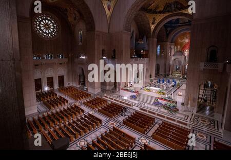 Washignton, Stati Uniti. 12 aprile 2020. La Basilica del Santuario Nazionale dell'Immacolata Concezione tiene una Santa Messa pasquale dal vivo, a Washington, DC, domenica 12 aprile 2020. L'Arcidiocesi di Washington DC ha chiuso la Basilica al pubblico e ha trasmesso in diretta la messa a causa della pandemia del coronavirus COVID-19. Foto di Kevin Dietsch/UPI Credit: UPI/Alamy Live News Foto Stock