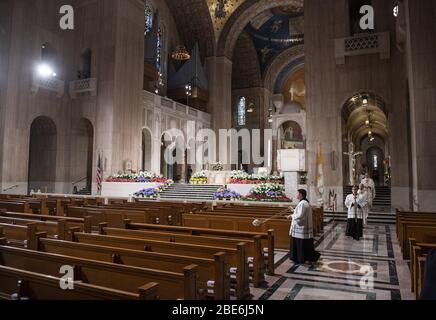 Washignton, Stati Uniti. 12 aprile 2020. La Basilica del Santuario Nazionale dell'Immacolata Concezione tiene una Santa Messa domenicale pasquale dal vivo, a Washington, DC, domenica 12 aprile 2020. L'Arcidiocesi di Washington DC ha chiuso la Basilica al pubblico e ha trasmesso in diretta la messa a causa della pandemia del coronavirus COVID-19. Foto di Kevin Dietsch/UPI Credit: UPI/Alamy Live News Foto Stock