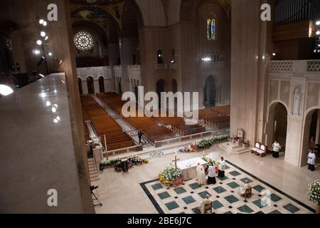 Washignton, Stati Uniti. 12 aprile 2020. L Arcivescovo di Washington Wilton Daniel Gregory (C) tiene la messa di Pasqua ad una congregazione virtuale presso la Basilica del Santuario Nazionale dell Immacolata Concezione, a Washington, DC, domenica 12 aprile 2020. L'Arcidiocesi di Washington DC ha chiuso la Basilica al pubblico e ha trasmesso in diretta la messa a causa della pandemia del coronavirus COVID-19. Foto di Kevin Dietsch/UPI Credit: UPI/Alamy Live News Foto Stock