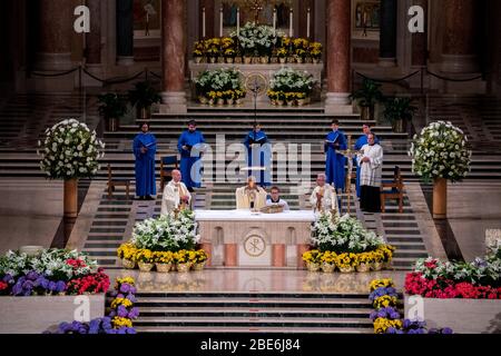 Washignton, Stati Uniti. 12 aprile 2020. L Arcivescovo di Washington Wilton Daniel Gregory (C) tiene la messa di Pasqua ad una congregazione virtuale presso la Basilica del Santuario Nazionale dell Immacolata Concezione, a Washington, DC, domenica 12 aprile 2020. L'Arcidiocesi di Washington DC ha chiuso la Basilica al pubblico e ha trasmesso in diretta la messa a causa della pandemia del coronavirus COVID-19. Foto di Kevin Dietsch/UPI Credit: UPI/Alamy Live News Foto Stock