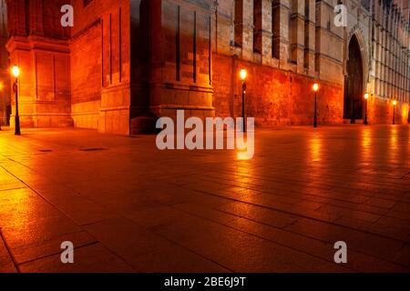 illuminazione medievale della città vecchia, strada pedonale vuota di notte Foto Stock