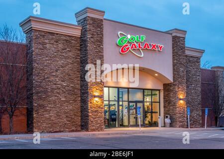 ST. PAUL, MN/USA - 17 MARZO 2020: Ingresso al negozio e logo del marchio Golf Galaxy. Foto Stock
