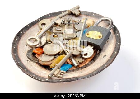 collezione di vecchie chiavi per la casa e bric a brac Foto Stock