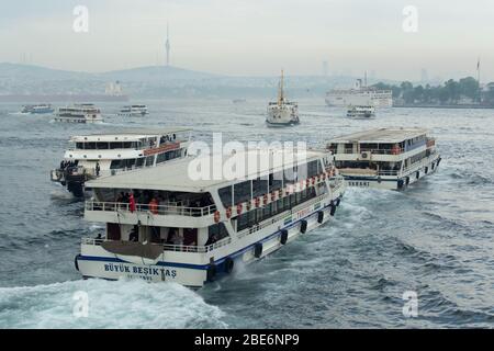 Traffico al Mar di Marmara. Le navi e i traghetti passano vicini l'uno all'altro a Bosforo la sera, mentre la gente torna a casa dal lavoro. Foto Stock