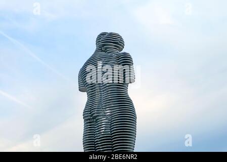 Spostamento statue in acciaio di Ali e Nino al momento di passare l'uno attraverso l'altro, la famosa attrazione a Batumi, Adjara Regione di Georgia Foto Stock