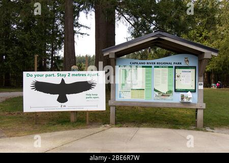 Vancouver, Canada - 8 aprile 2020: Vista del segno 'Do your part. Soggiornate a 2 metri di distanza nel Parco Regionale del Fiume Capilano a causa del COVID-19(coronavirus) Foto Stock