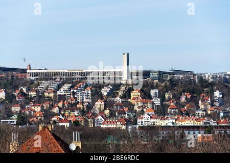 Il Grande Stadio Strahov con la bocca della metropolitana in primo piano in giornata di sole, Praga, Repubblica Ceca Foto Stock