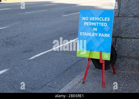 Vancouver, Canada - 11 aprile 2020: Vista del cartello su West Georgia Street "No vehicle permise in Stanley Park" a causa del COVID-19 Foto Stock