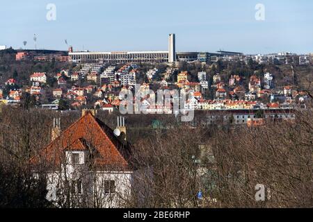 Il Grande Stadio Strahov con la bocca della metropolitana in primo piano in giornata di sole, Praga, Repubblica Ceca Foto Stock