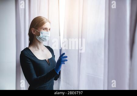 Annoiato donna in quarantena corona o sotto coprifuoco Foto Stock