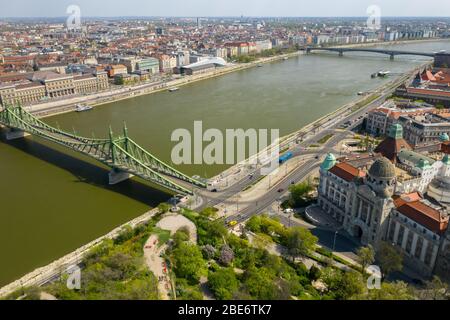 Budapest, Ungheria - 12 aprile 2020: Strade vuote nella città paragonate al beacuse del coronavirus. Foto Stock