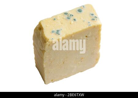 Muffa che cresce su un blocco di formaggio di cedro isolato su un fondo bianco Foto Stock