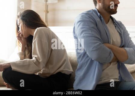 Stressato giovane coppia sposata ignorandosi dopo il litigio. Foto Stock