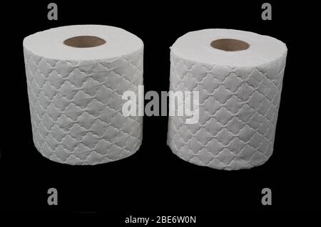 Due rotoli di carta igienica bianchi isolati su sfondo nero Foto Stock