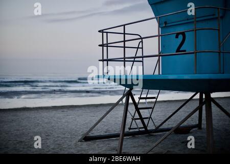 Il bagnino della California si trova al mattino Foto Stock