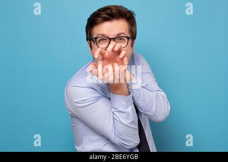 Concorrenza aziendale e concetto di confronto. L'uomo sta per morso il suo collega che lotta per lavoro. Concetto di molestie. Foto Stock