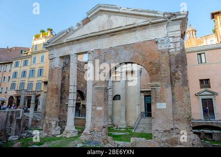 Muratura romana, antichi edifici di Roma, Portico Octaviae (Portico di Ottavia), antica struttura romana, Ghetto ebraico, quartiere ebraico, Roma, Italia. Foto Stock