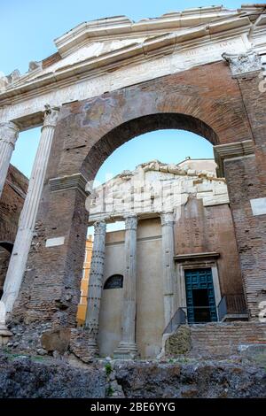 Edifici dell'antica Roma, Portico Octaviae (Portico di Ottavia), antiche rovine della struttura romana, ghetto ebraico, quartiere ebraico, Roma, Italia. Foto Stock