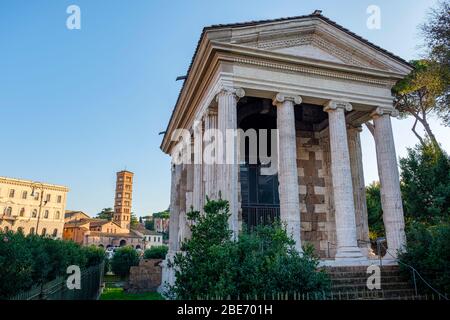 Vista frontale del Tempio di Portuno o del Tempio di Fortuna Virilis, Basilica di Santa Maria a Cosmedin, Roma. Foto Stock