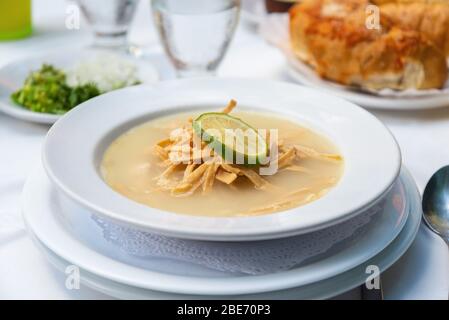 'sopa de Lima', zuppa di lime, brodo di pollo, cibo messicano di Yucatan Foto Stock