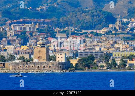 Barche al largo della città di Messina Italia Foto Stock