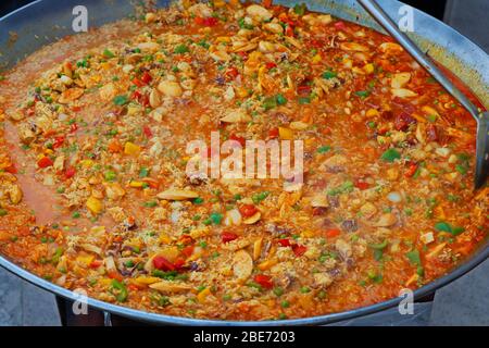 Preparazione di paella di pesce spagnolo Foto Stock