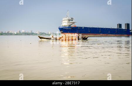 Chittagong, Bangladesh, 22 dicembre 2017: Barche a motore con carico pesante di mattoni si sta dirigendo a monte sul fiume Karnafuli vicino a Chittagong, Banglad Foto Stock