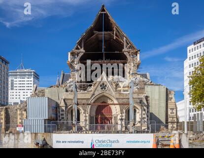 Il terremoto ha danneggiato la Cattedrale di Christchurch del 1904, Christchurch, Nuova Zelanda. In attesa di restauro dopo il terremoto del 2011. Foto Stock