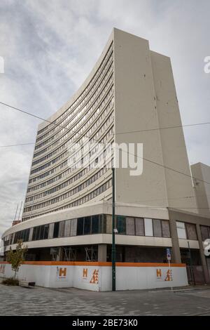 L'ex Rydges Hotel su Worcester Street e Oxford Terrace, gravemente danneggiato dal terremoto del 2011, in attesa di lavori di ristrutturazione. Christchurch, Nuova Zelanda. Foto Stock