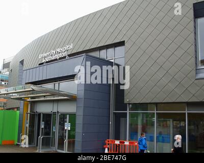 L'ingresso principale dell'University Hospital Southampton, Coxford Road, Shirley, Southampton, Regno Unito, un grande ospedale universitario dell'NHS nell'Hampshire, Inghilterra Foto Stock