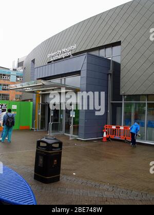 L'ingresso principale dell'University Hospital Southampton, Coxford Road, Shirley, Southampton, Regno Unito, un grande ospedale universitario dell'NHS nell'Hampshire, Inghilterra Foto Stock