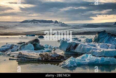 Spettacolare tramonto nella famosa Laguna del Ghiacciaio di Jokulsarlon Islanda Foto Stock