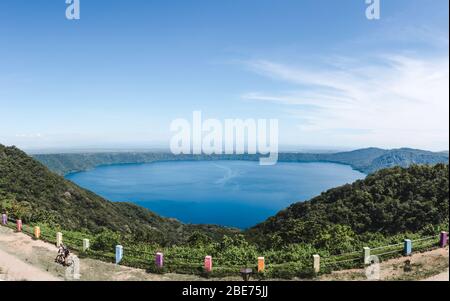 Acque blu della Laguna de Apoyo, un grande lago in un cratere vicino Masaya, Nicaragua Foto Stock