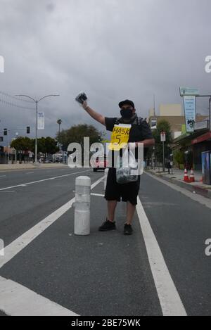 I venditori ambulanti vendono prodotti per la sanificazione delle mani e maschere lungo il lato di Venice Blvd. Foto Stock