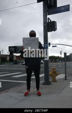 I venditori ambulanti vendono prodotti per la sanificazione delle mani e maschere lungo il lato di Venice Blvd. Foto Stock