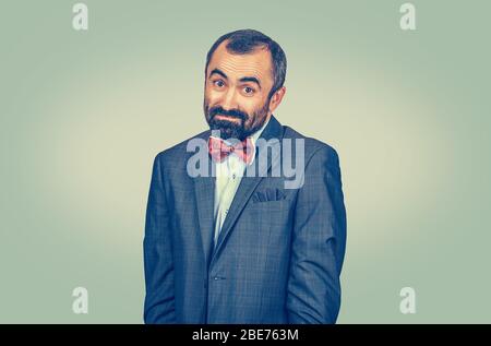 Ritratto di un uomo confuso incerto che si sbatte spalle isolate su sfondo verde chiaro con gradiente giallo Foto Stock