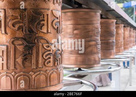 Ruote di preghiera tibetane in movimento Foto Stock