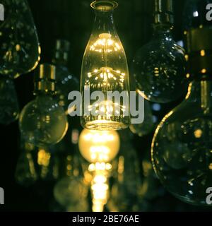 Pile di lampadine a LED sono decorate sul soffitto Foto Stock
