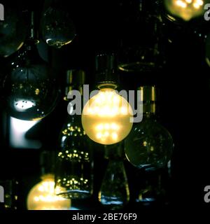 Pile di lampadine a LED sono decorate sul soffitto Foto Stock