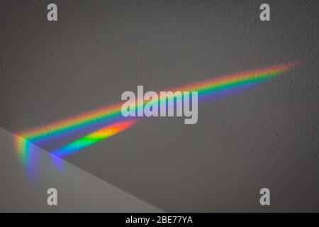 Prisma Spectrum atterraggio sul mio soffitto, pareti, porte e mobili aggiungendo meravigliosi colori arcobaleno per altrimenti drappare superfici. Foto Stock